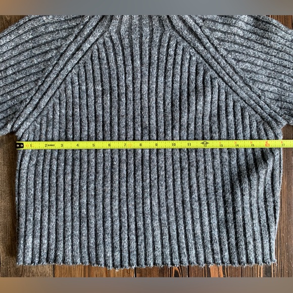 LYLA & LUXE • ribbed knit cropped sweater long sleeve grey fall fashion • xsmall - Picture 12 of 14